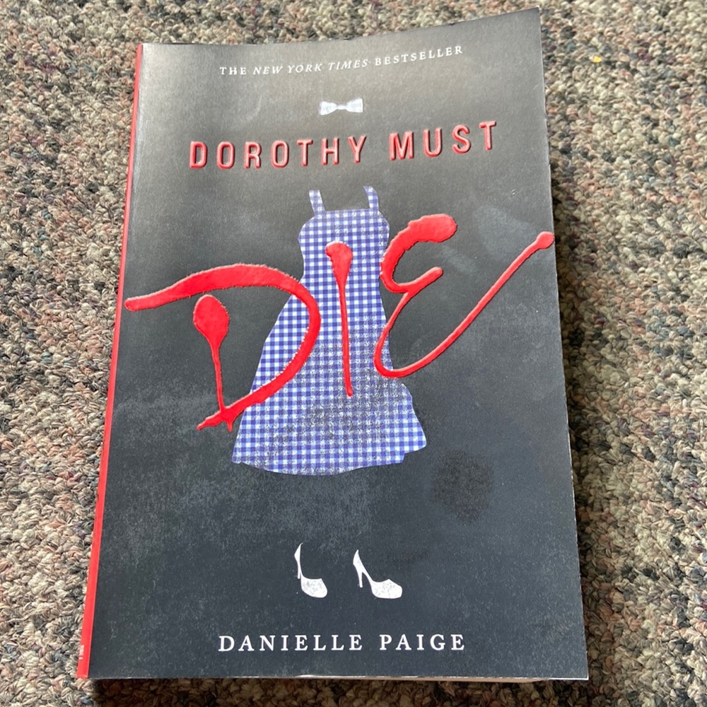 Dorothy Must Die by Danielle Paige (paperback)